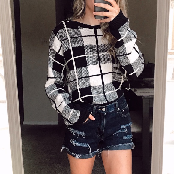 Forever 21 Sweaters - ✨ Forever 21 Black and White Plaid Sweater ✨